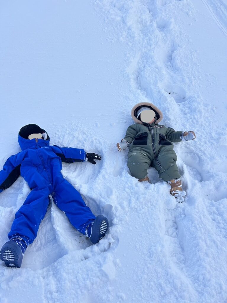 つなぎで雪遊び